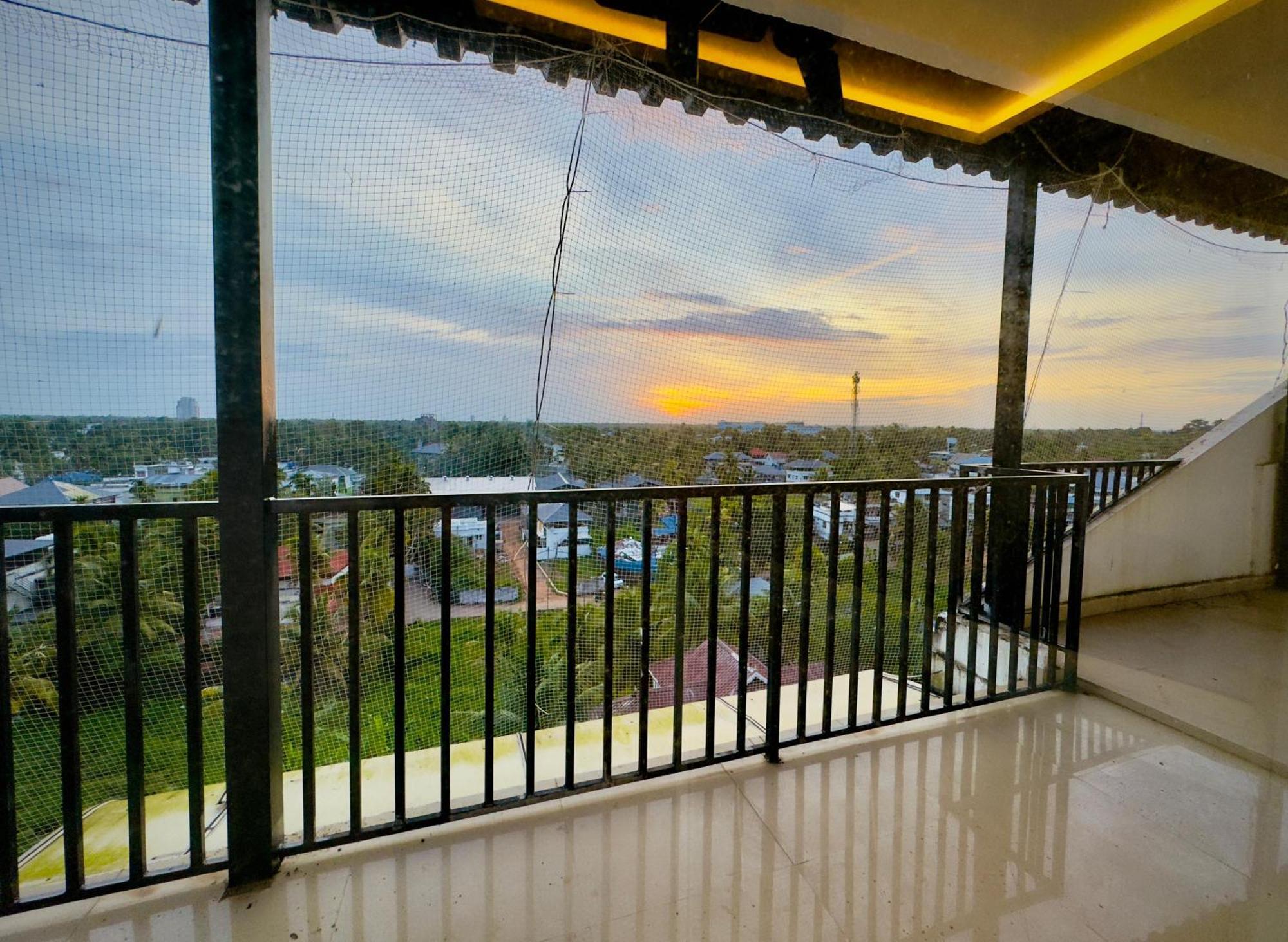 Veu Ragamalika Cochin Near Lakeshore Hospital Kochi Extérieur photo